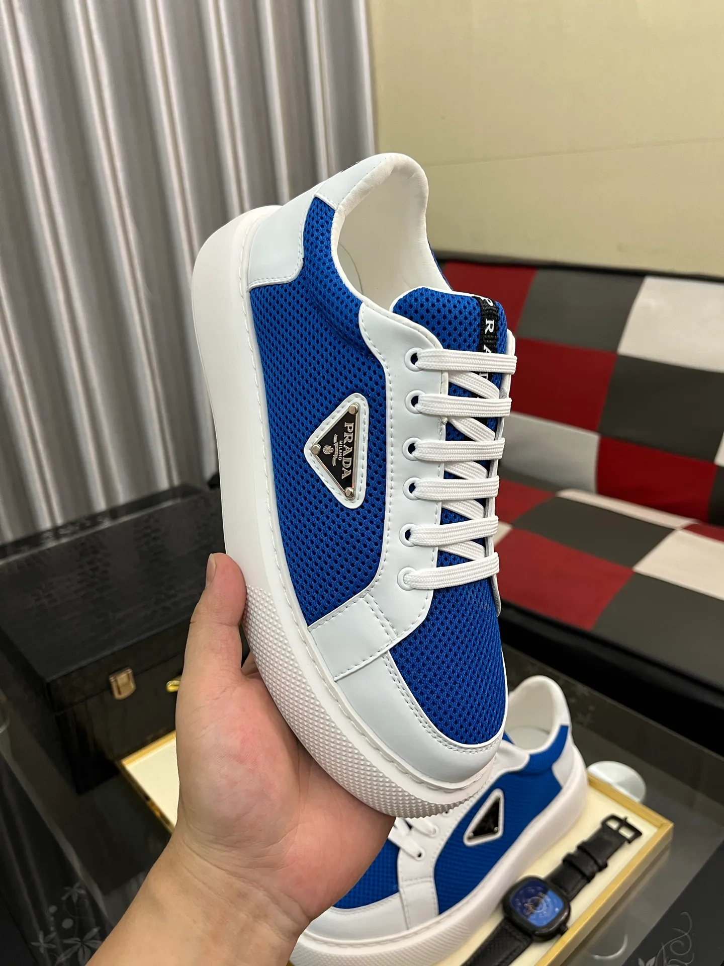 Men's men's shoes💰580⌚️⌚️Prada Prada early spring new model, top original quality, Prada casual sports shoes, made of imported solid color patent leather, spliced mesh cowhide upper, three-dimensional geometric segmentation, multi-color splicing, fashionable and generous, soft, comfortable and breathable. The tongue is decorated with classic letter logo, with fabric lining, cowhide foot pads, matched with P family's exclusive rubber outsole, upper material, breathable knitted fabric imported from Italy The delicate texture is super high-end! Fetal cowhide lining, super soft and comfortable, original molded outsole Size: 38-446️⃣ colors available